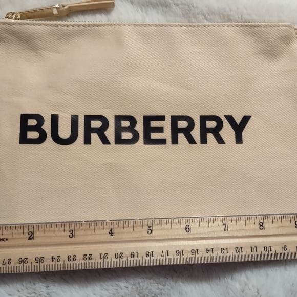 🆕Burberry Wristlet - Picture 8 of 10
